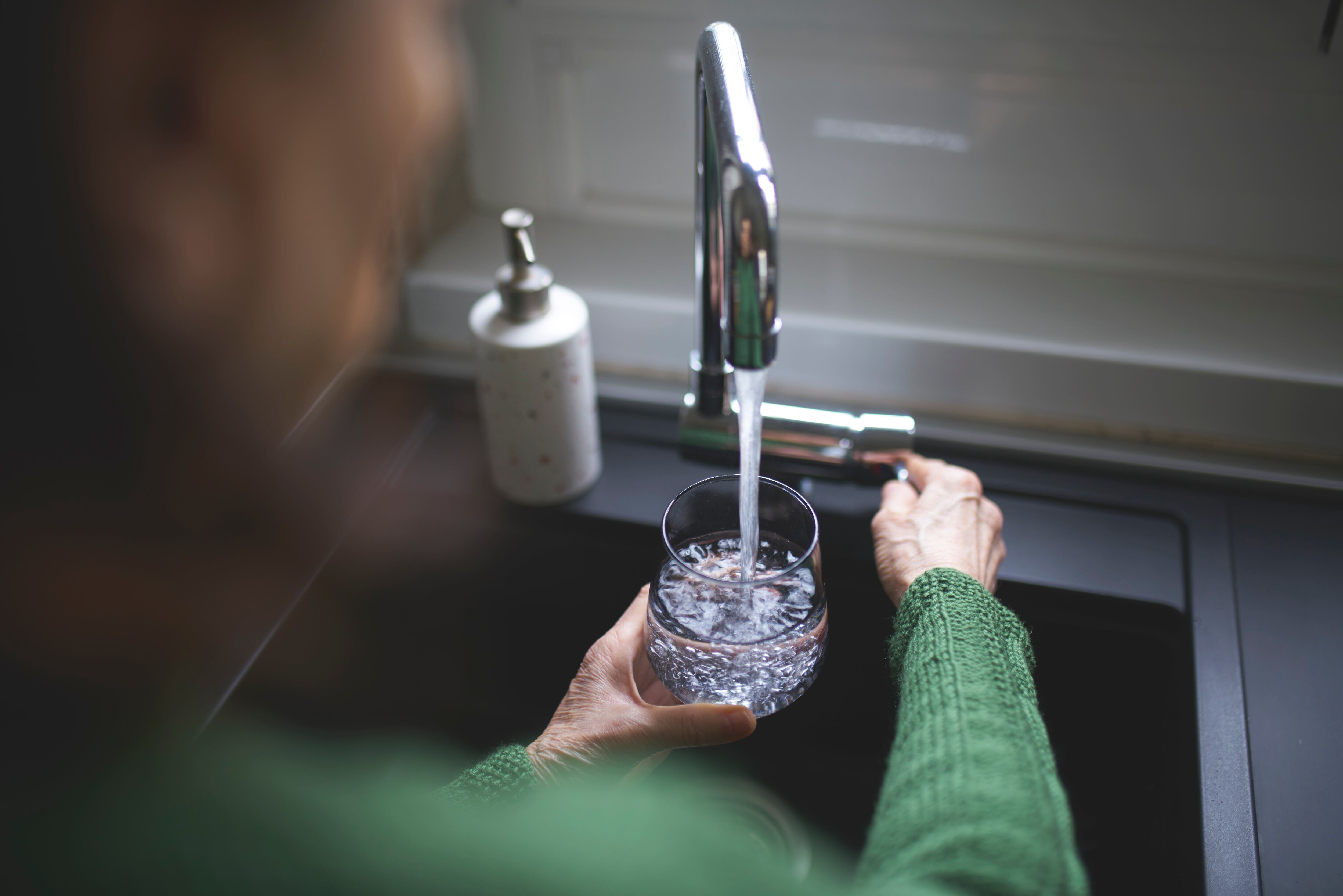 Mujer recolectando agua/ Imagen de referencia/ Getty Images