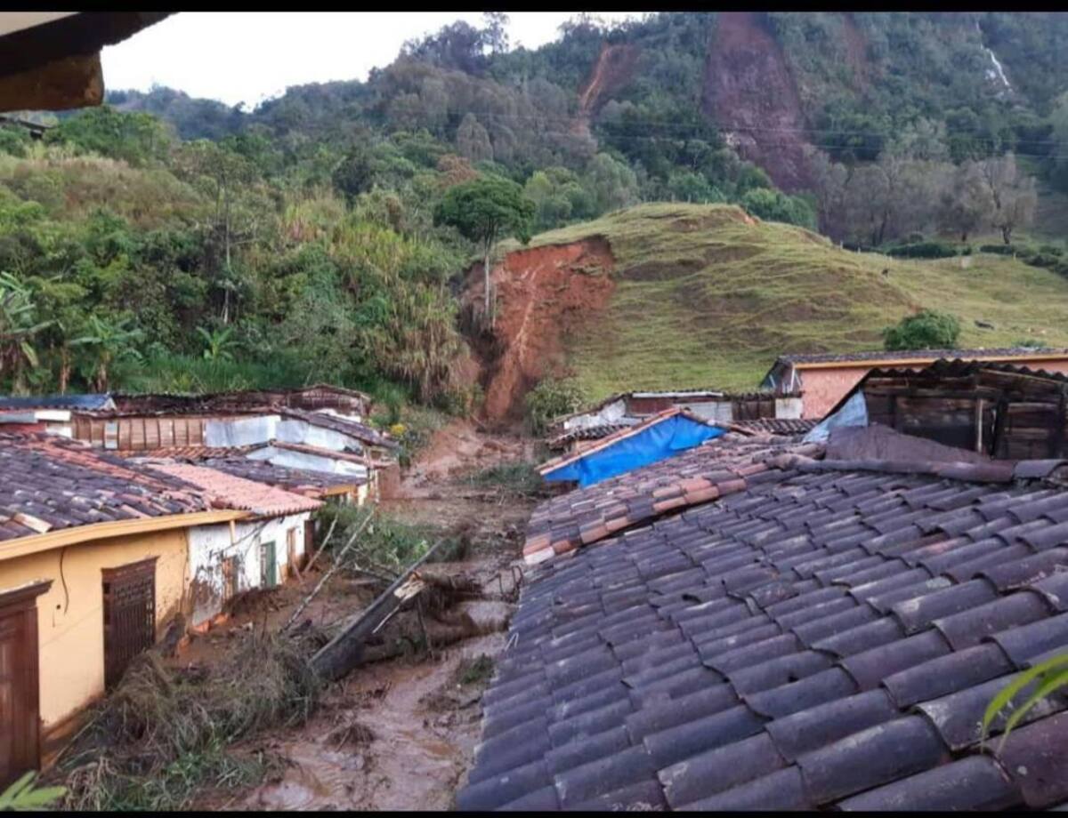 El desbordamiento de varios afluentes, entre ellos la quebrada san Francisco que pasa por el cerro Los Aguacates, inundó algunos barrios de esa localidad