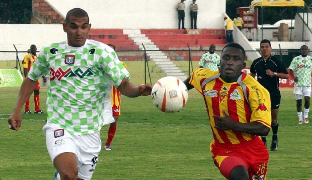 Carlos Vilarete (izq.) durante un partido de la Liga Colombiana con el Boyacá Chicó. 
