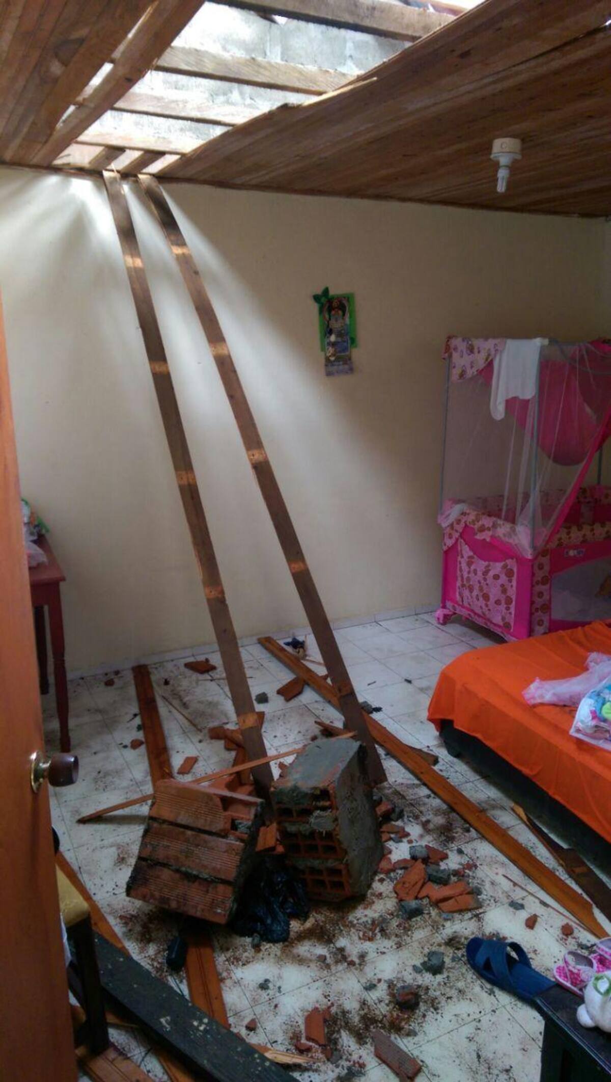 Una mujer muerta y 300 casas afectadas con el fenómeno natural. Dos templos de la localidad también resultaron averiados