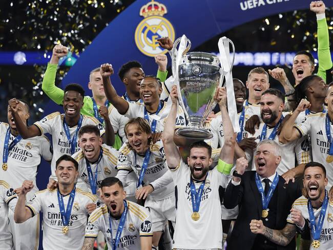 -FOTODELDÍA- Nacho (c) del Real Madrid alza el trofeo después de ganar la UEFA Champions League al vencer a Borussia Dortmund este sábado, enLondres (Reino Unido). EFE/EPA/TOLGA AKMEN
