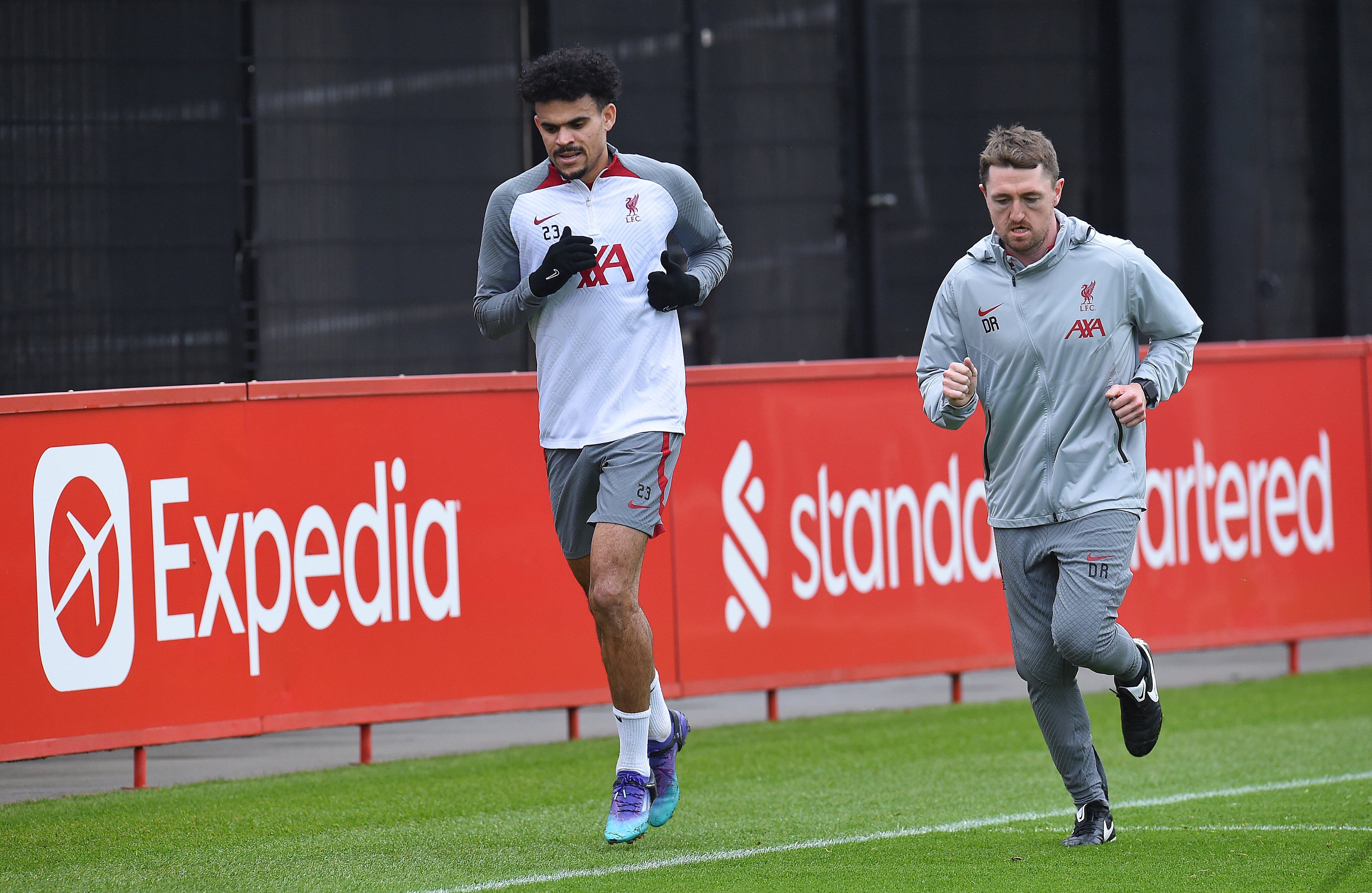 Luis Díaz regresa a los trabajos sobre el césped / Twitter: @LFC