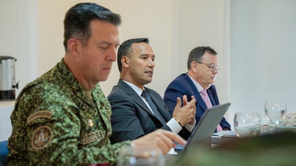 Ministro de Defensa, Pedro Sánchez, en compañía del presidente de la JEP, magistrado Alejandro Ramelli y el comandante de las Fuerzas Militares, almirante Francisco Cubides.