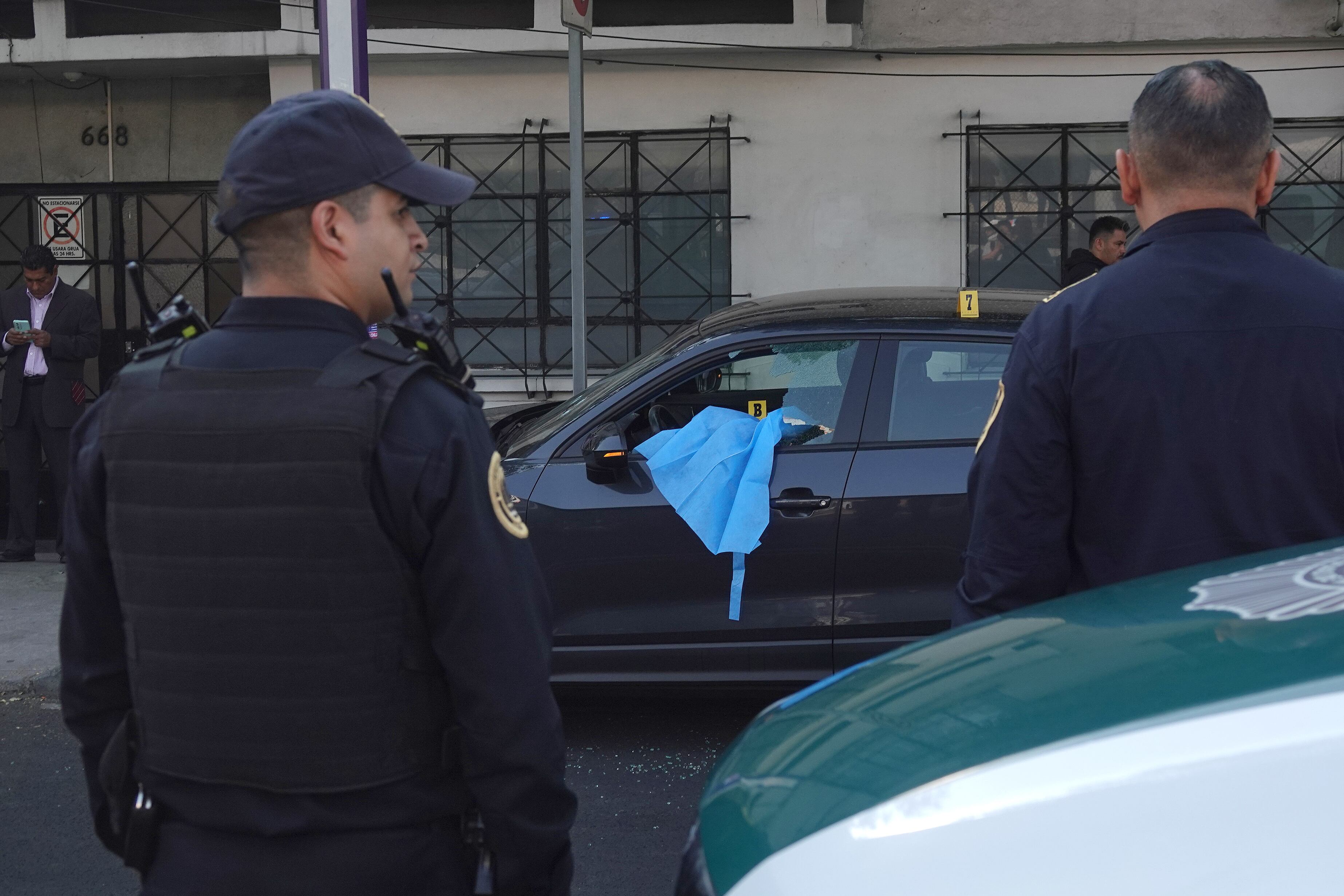 MEX2776. CIUDAD DE MÉXICO (MÉXICO),  20/05/2025.- Policías de la Secretaria de Seguridad Pública resguardan este martes la zona donde fue asesinada la secretaria particular de la Jefa de Gobierno Clara Brugada, en una avenida principal de la Ciudad de México (México). La secretaria particular de la Jefa de Gobierno de la Ciudad de México, Clara Brugada, y un asesor fueron asesinados a balazos la mañana de este martes en la capital mexicana, informó la presidenta, Claudia Sheinbaum. EFE/Madla Hartz