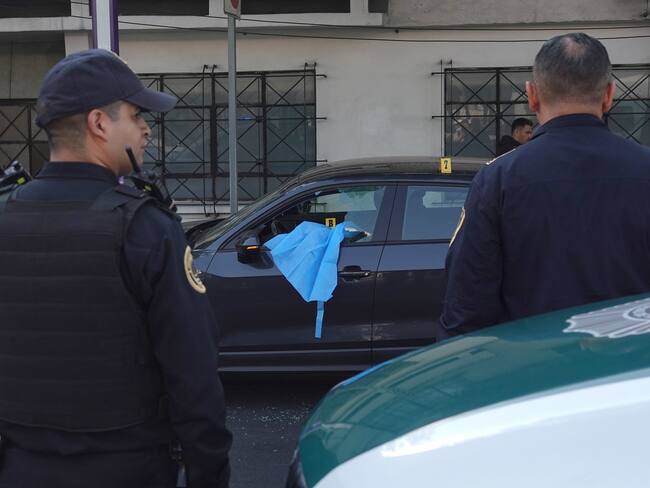 MEX2776. CIUDAD DE MÉXICO (MÉXICO), 20/05/2025.- Policías de la Secretaria de Seguridad Pública resguardan este martes la zona donde fue asesinada la secretaria particular de la Jefa de Gobierno Clara Brugada, en una avenida principal de la Ciudad de México (México). La secretaria particular de la Jefa de Gobierno de la Ciudad de México, Clara Brugada, y un asesor fueron asesinados a balazos la mañana de este martes en la capital mexicana, informó la presidenta, Claudia Sheinbaum. EFE/Madla Hartz