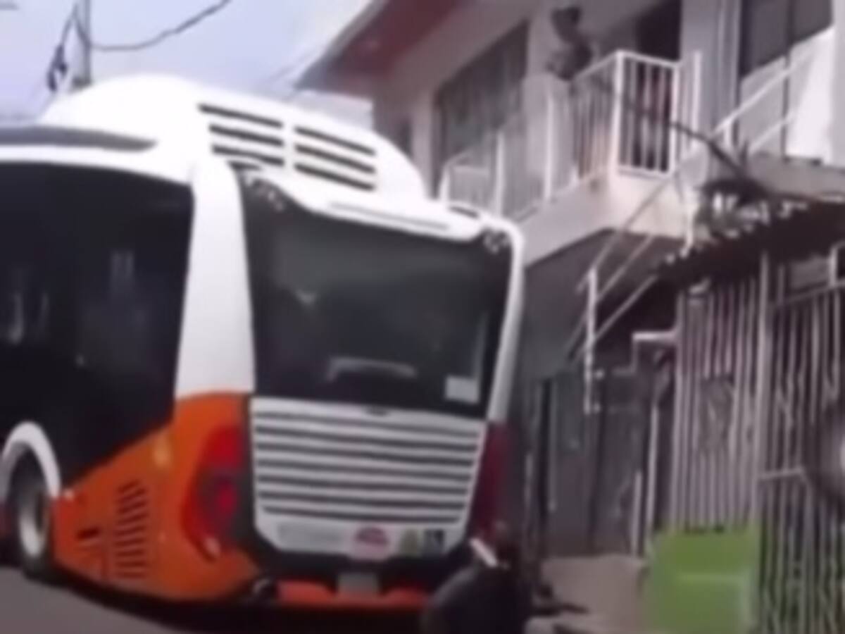 Bus de Transcaribe chocó con una casa y aplastó motocicleta en el sur de Cartagena