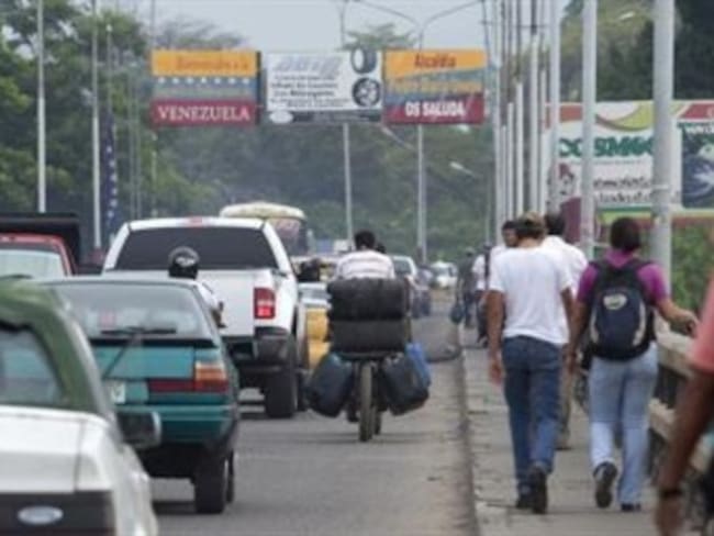 Venezuela ordena abrir puentes en zona limítrofe con Colombia