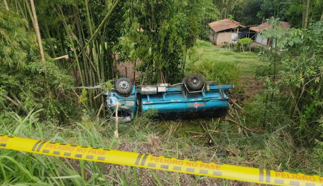 Un vehículo cisterna con cerca de 4.000 galones de gasolina se fue a un precipicio