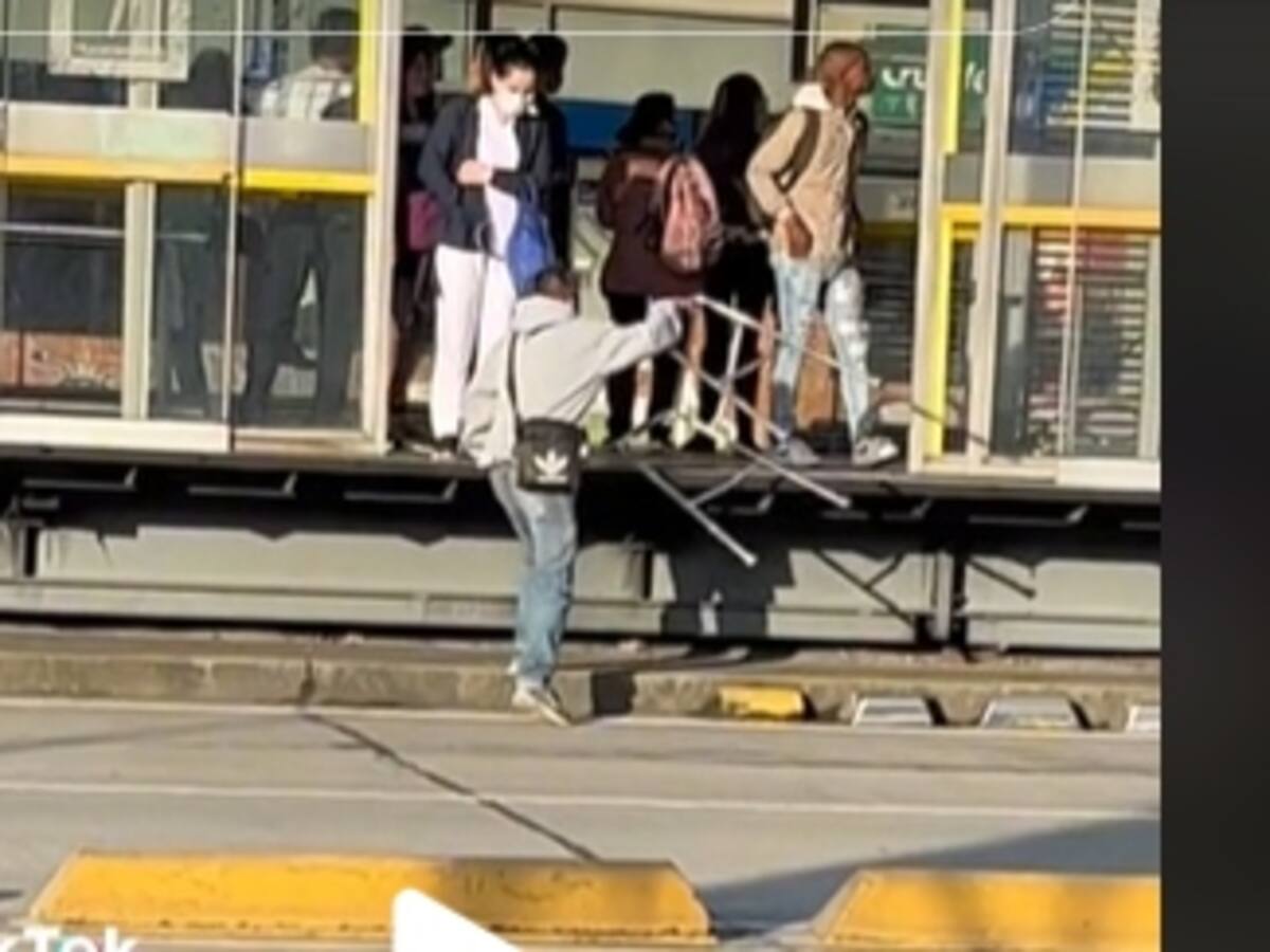 ¿Y esa rosa? Un ciudadano vuelve a caminar milagrosamente para colarse en Transmilenio