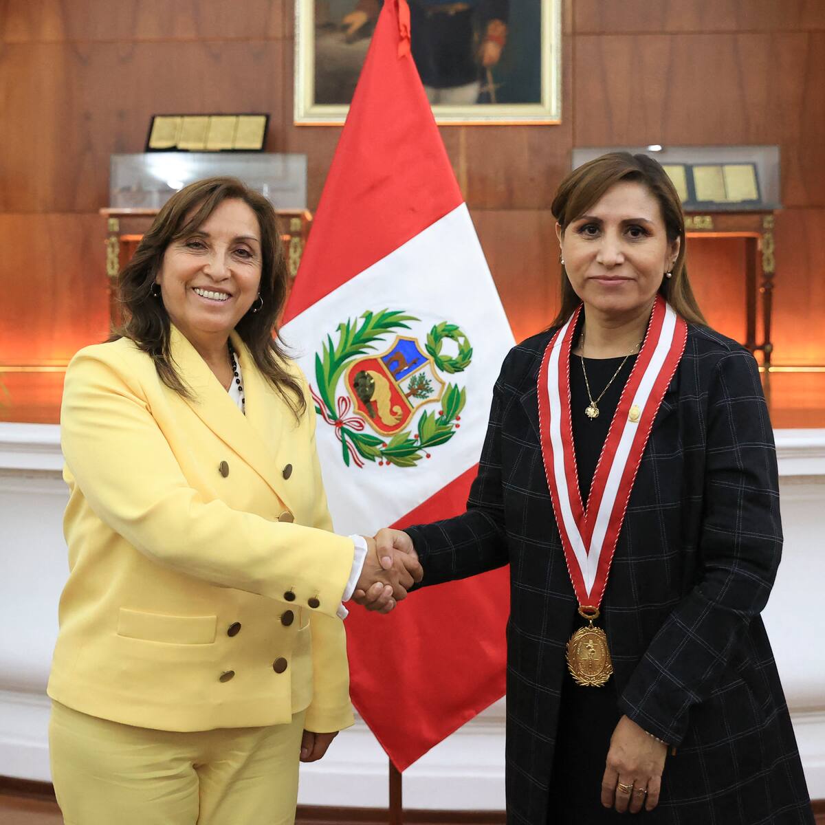 Destituyen fiscal general de Perú por interferir en investigación abierta a su hermana