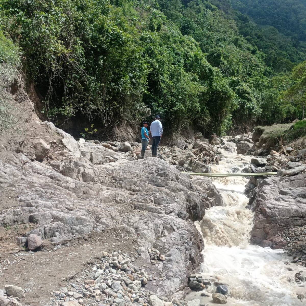Autoridades atienden daños por creciente en zona rural de La Plata, Huila