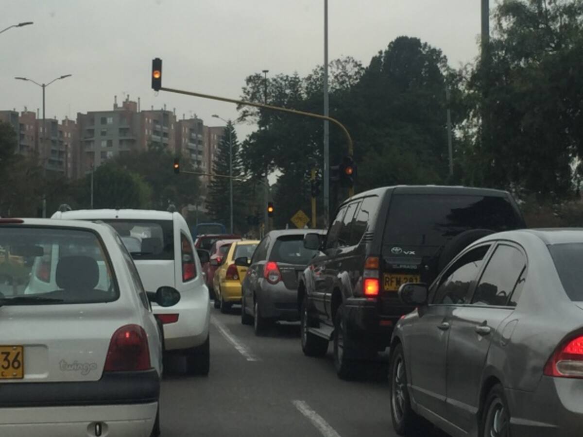 Enorme trancón en la Carrera 50 en Bogotá por semáforos dañados