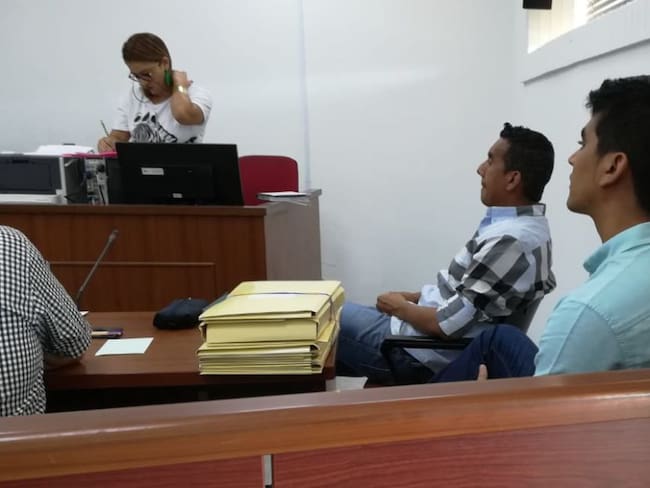 Alejandro Hernández y su sobrino Chaher Abauu durante la audiencia de medida de aseguramiento.