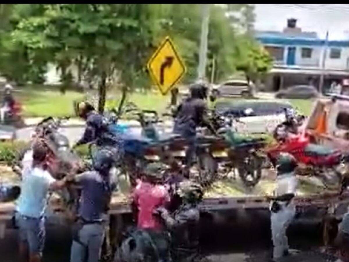 ¡Vuelve y juega! Bajaron motos inmovilizadas de una grúa en Cartagena