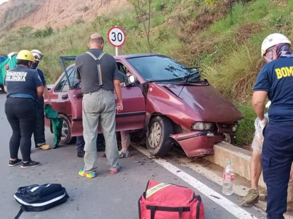 Cuatro personas heridas en accidente en la vía Carmen de Apicalá – Cunday