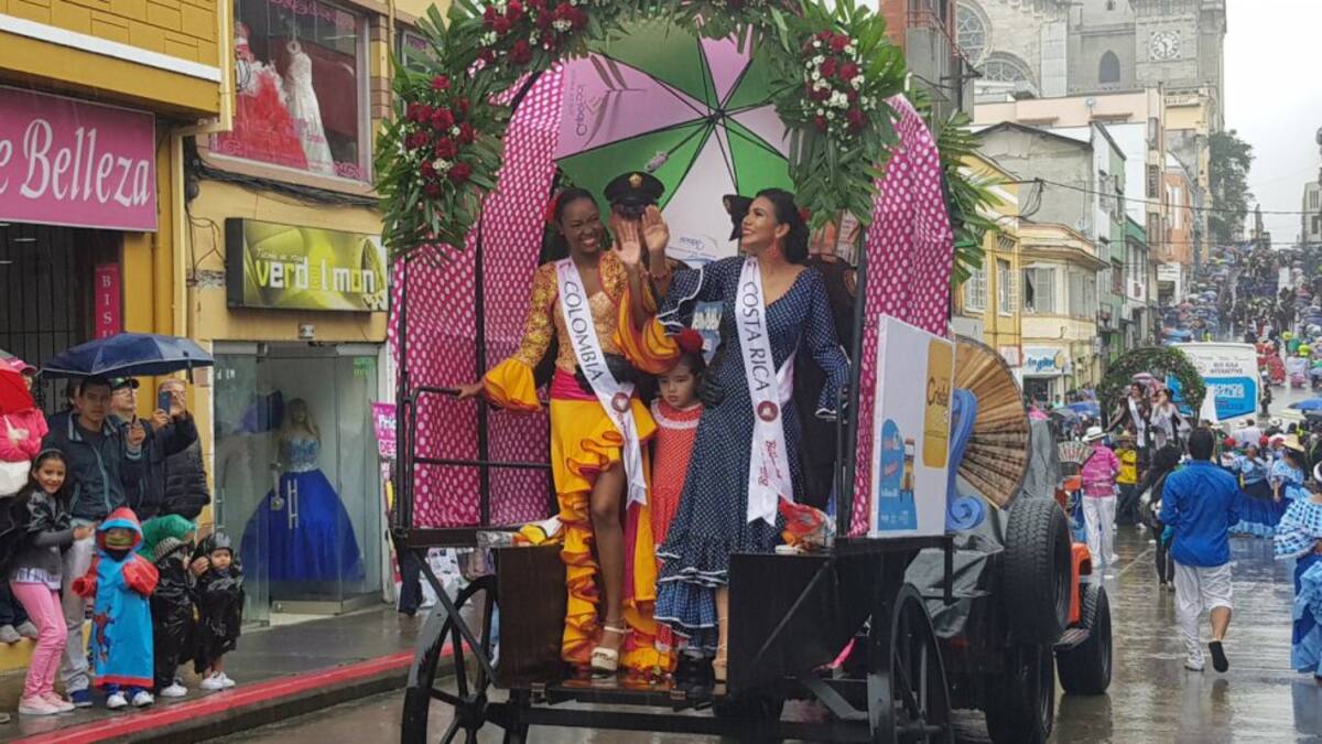 El desfile de las Carretas del Rocío en el cuarto día de la Feria de Manizales