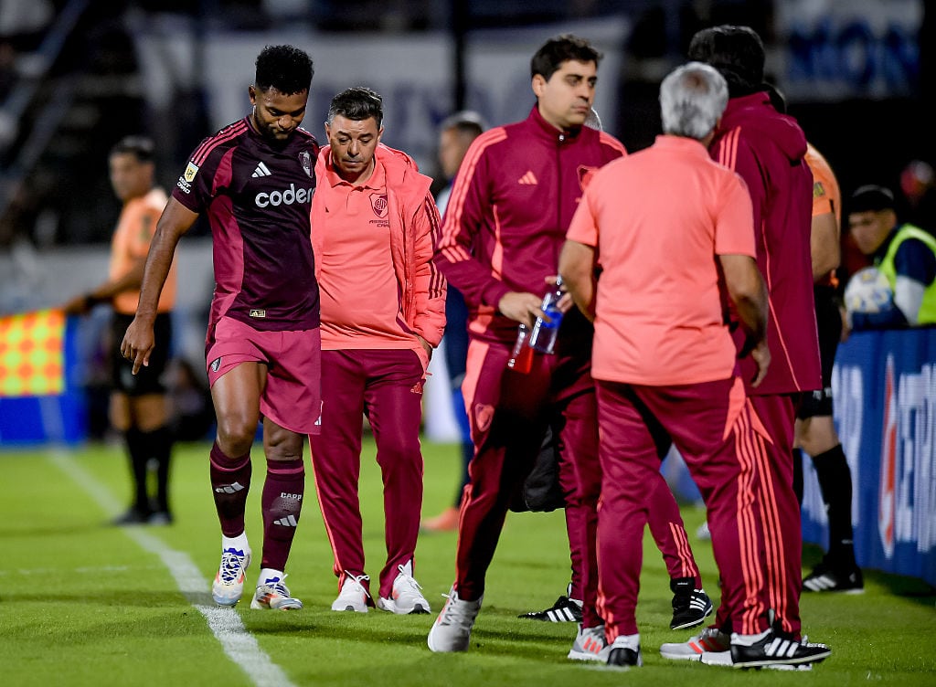 Miguel Borja of River Plate walks being helped by Marcelo Gallardo. (Photo by Marcelo Endelli/Getty Images)
