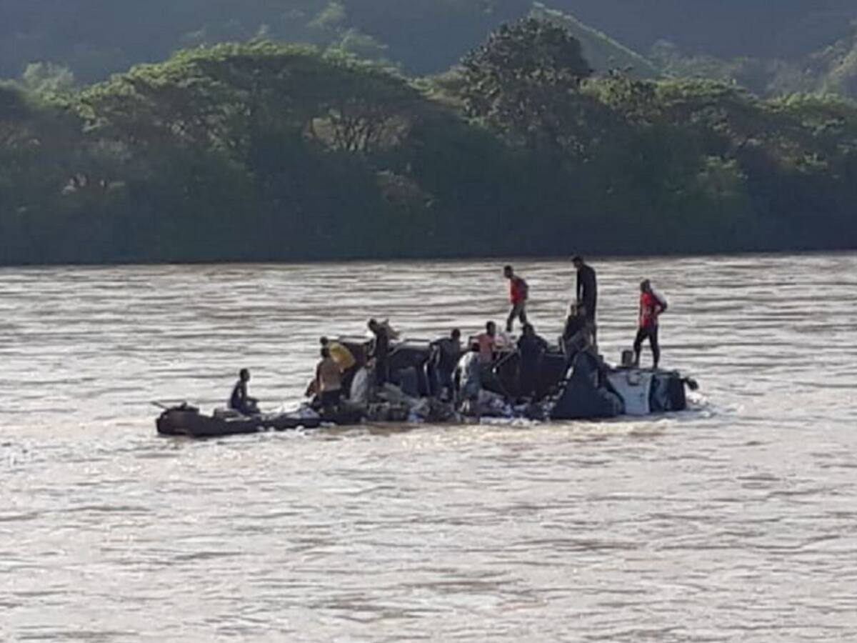 Una familia cayó al río Cauca en Valdivia cuando se movilizaban en un camión