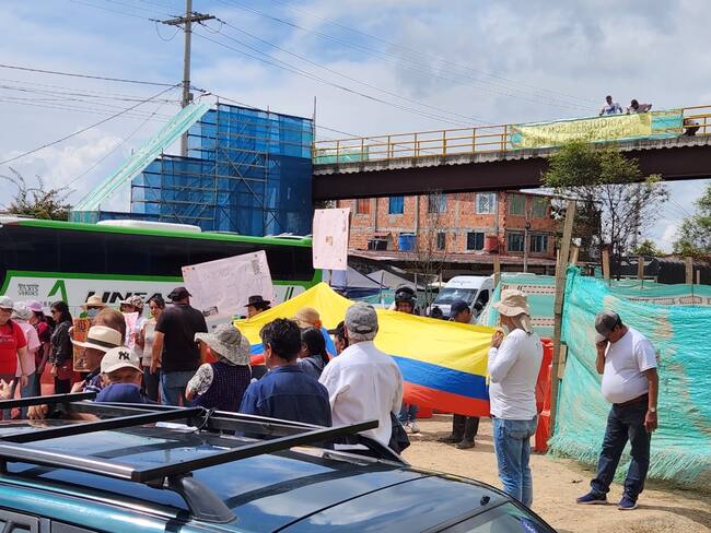 Vía Bogotá - Girardot está cerrada por manifestaciones: así está la movilidad