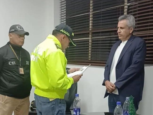 El exministro del Interior, Luis Fernando Velasco, se entregó en Cali Foto: Captura de video