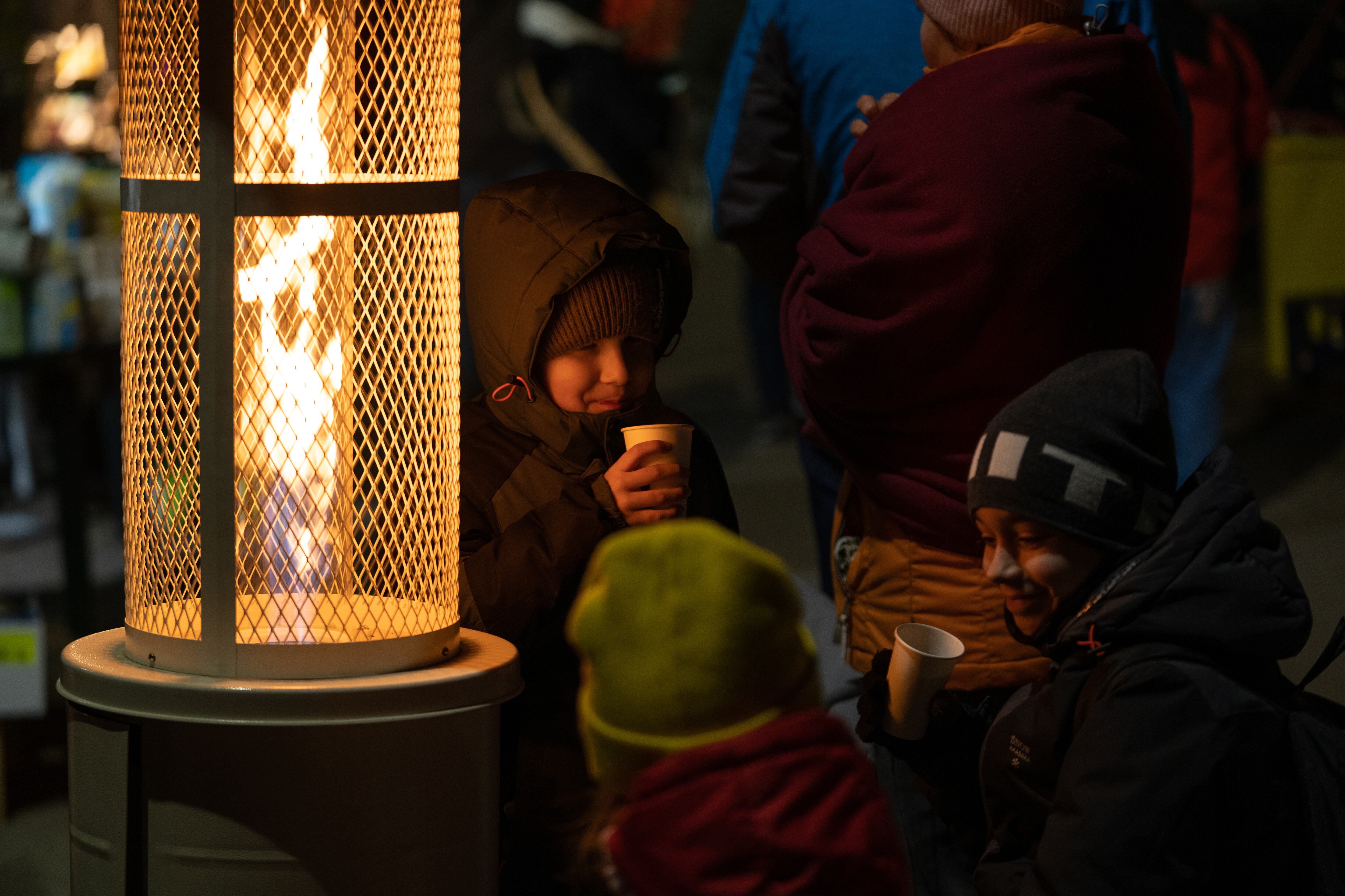 Foto de referencia de familias ucranianas huyendo de los ataques rusos hacia Polonia. (Photo by Annabelle Chih/NurPhoto via Getty Images)