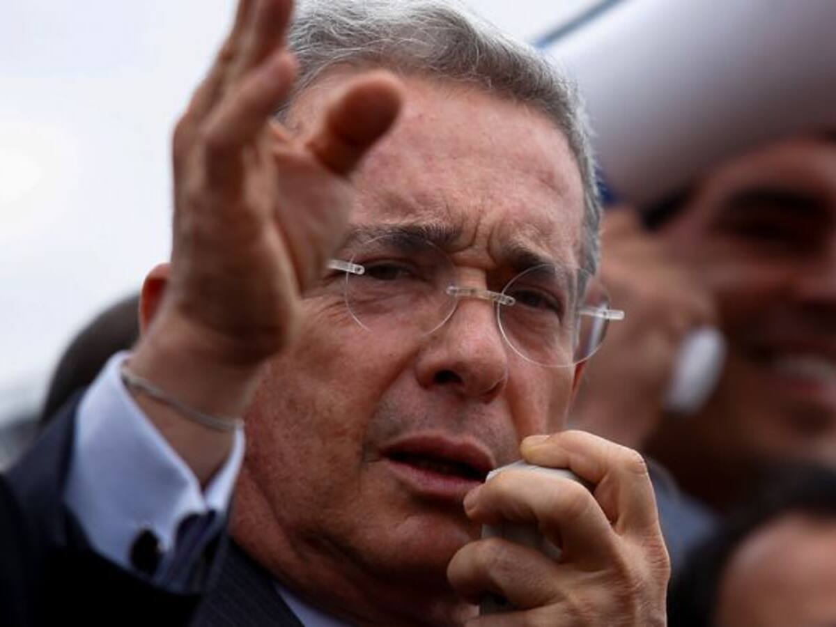Necesitamos que Santos se vuelva guapo frente a Venezuela: Uribe