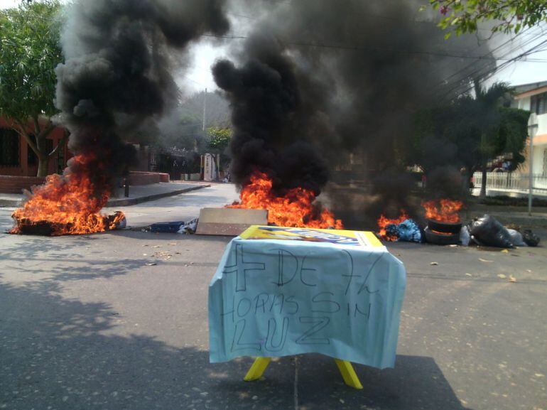 Con quema de llantas, bloqueos con troncos de árboles y megáfonos los habitantes de distintos barrios de Barranquilla manifestaron gran descontento por los repetidos cortes en el suministro eléctrico