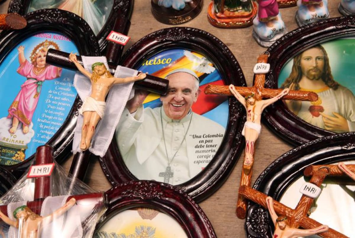 Productos del papa Francisco en una venta callejera en la Iglesia Divino Niño del 20 de Julio en Bogotá 