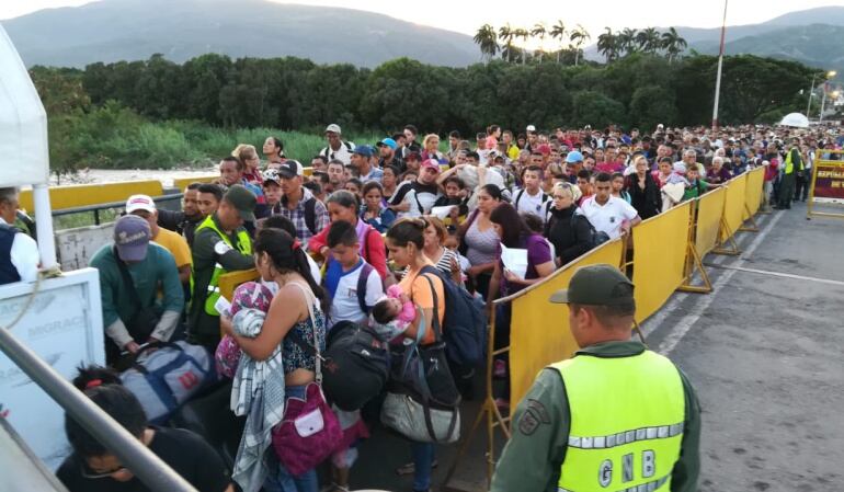 Miles de personas salen con anticipación considerando esta jornada electoral como vía de escape