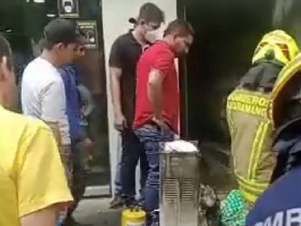 Pánico causó incendio en almacén de venta de ropa del centro de Bucaramanga
