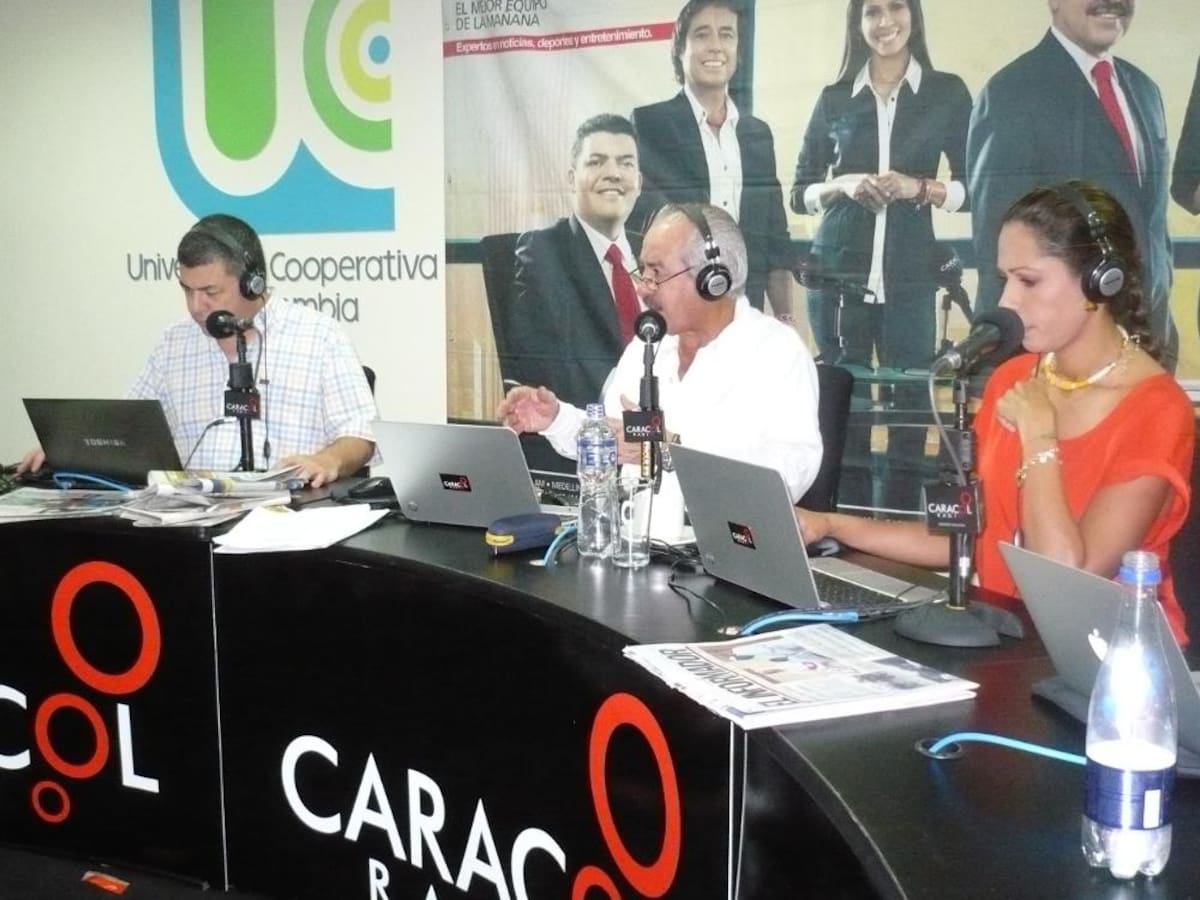 Darío Arizmendi y su equipo transmiten desde la sede de la Universidad Cooperativa en la capital de Magdalena. Fotos: Caracol Radio.