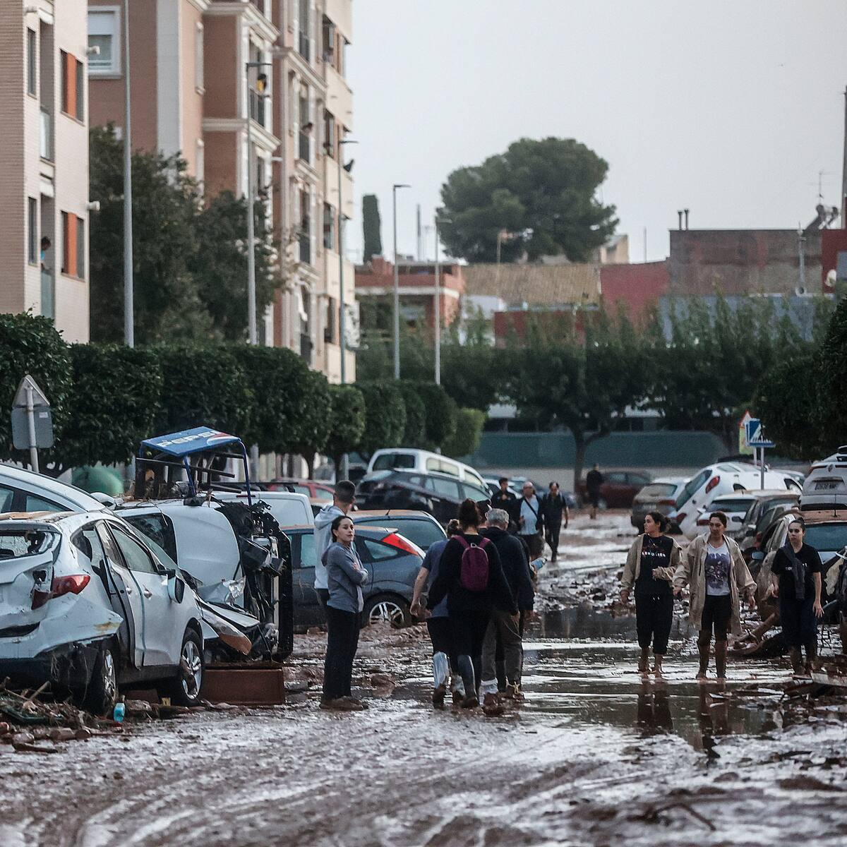 Continúan labores de desescombro en España tras devastador temporal, que pierde intensidad