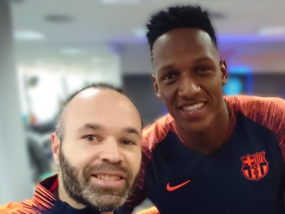Me alegro por tu debut, por muchos partidos y momentos buenos: Iniesta