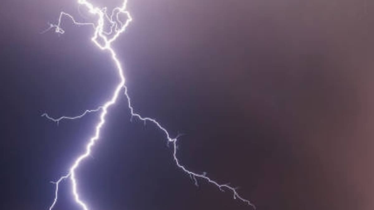 Más de 100 descargas eléctricas y alertas rojas por crecientes marcaron la noche en Medellín