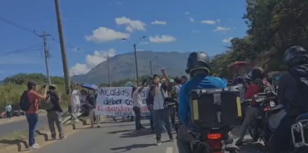 Manifestación en la Medellín- Bogotá. Foto: Denuncias Antioquia.