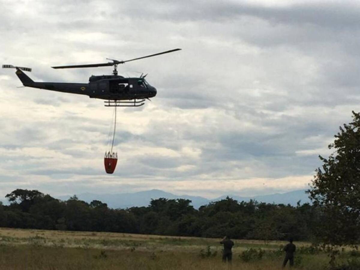 Por aire y tierra tratan de apagar un incendio