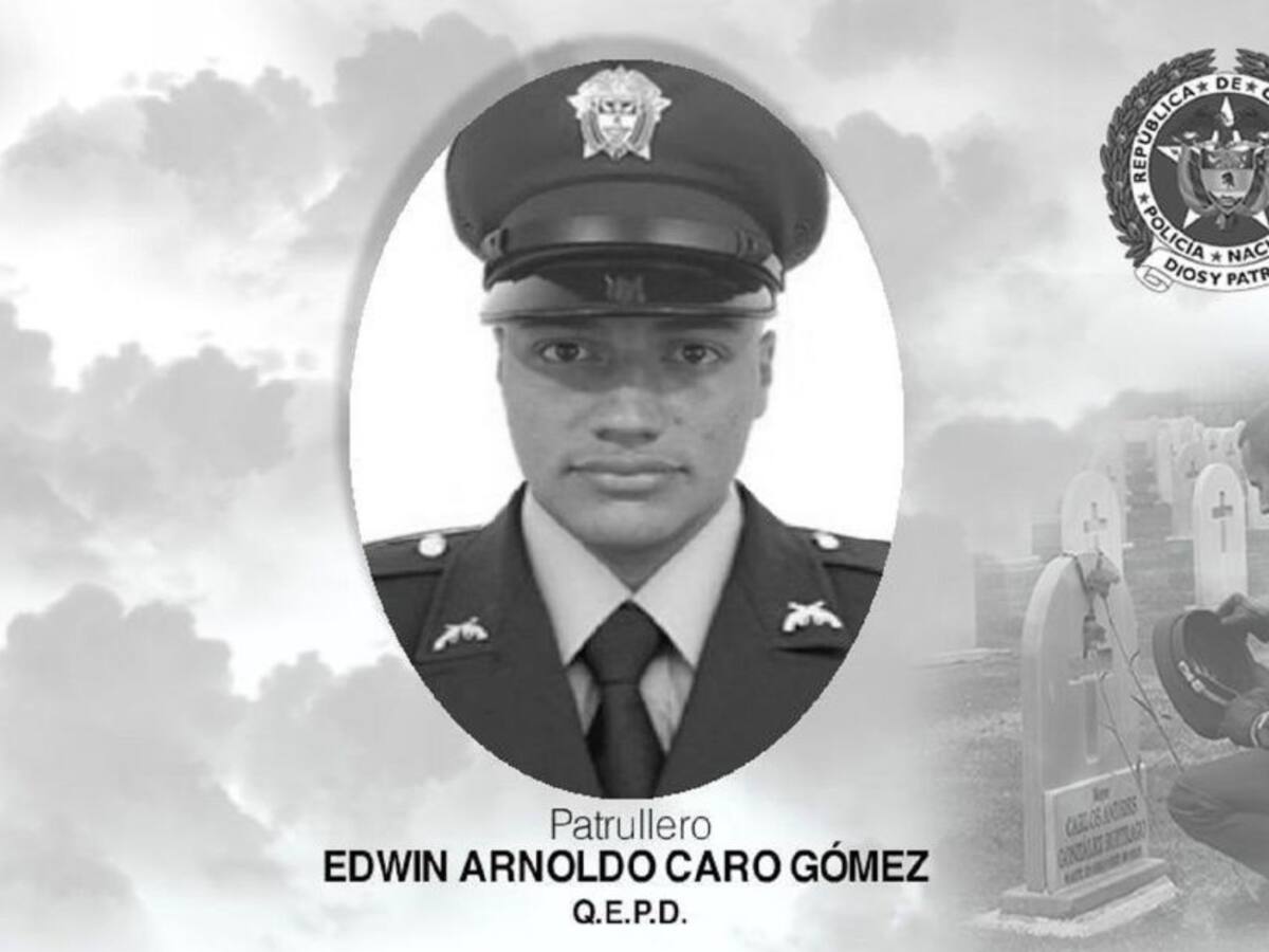Policía iza bandera a media asta en homenaje a patrullero asesinado
