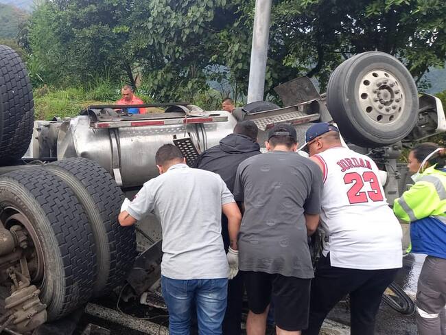 Volcamiento del camión en la vía al mar. Cortesía: Denuncias Antioquia.
