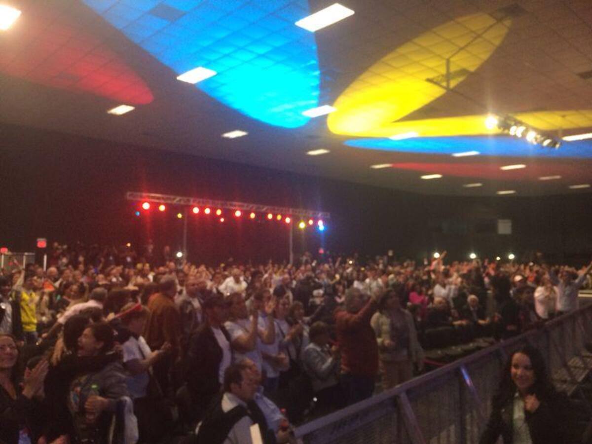 En el auditorio G-12 en Bogotá, seguidores del candidato presidencial Óscar Iván Zuluaga celebran a la espera de que llegue para que haga su intervención.