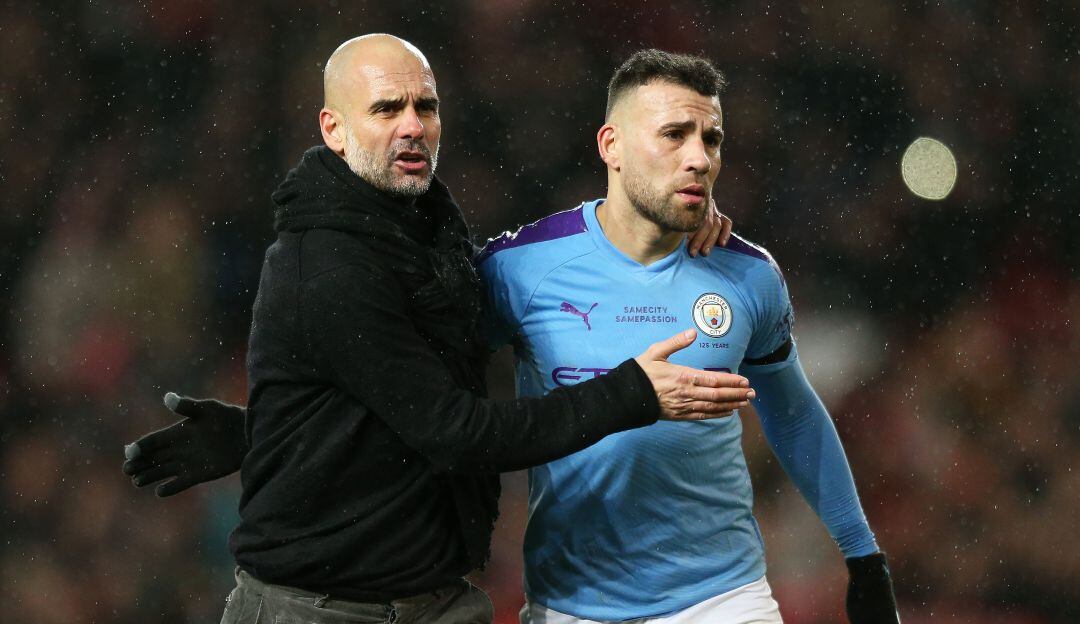 Pep Guardiola junto al defensor argentino Nicolás Otamendi.