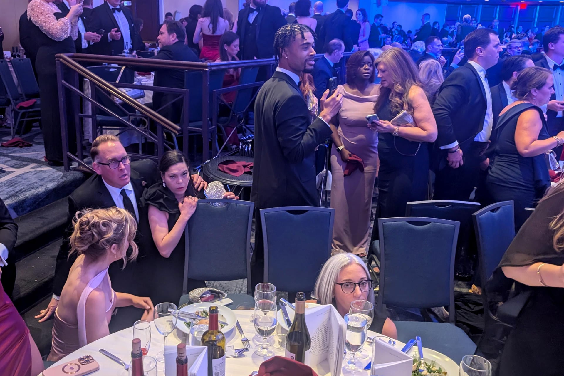 Personas reaccionan tras escuchar aparentes disparos durante la cena anual de la Asociación de Corresponsales de la Casa Blanca (WHCA). EFE / Eduard Ribas