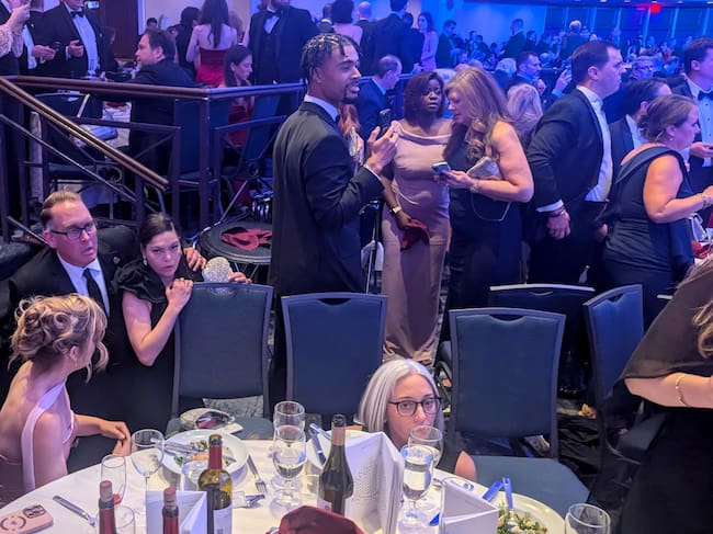 Personas reaccionan tras escuchar aparentes disparos durante la cena anual de la Asociación de Corresponsales de la Casa Blanca (WHCA). EFE / Eduard Ribas
