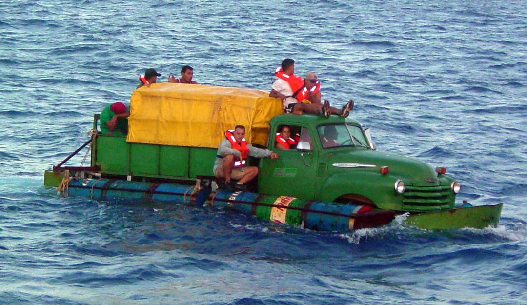 Cubanos en una barca improvisada intentando llegar a Estados Unidos.               Foto: Getty 