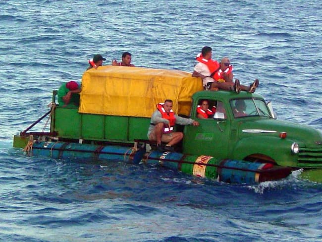 Cubanos en una barca improvisada intentando llegar a Estados Unidos.               Foto: Getty 