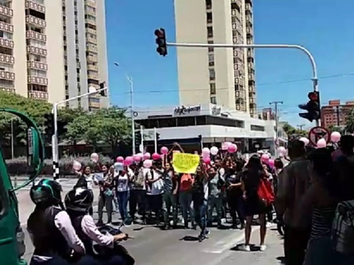 Estudiantes protestan por supuestos intentos de raptos de mujeres