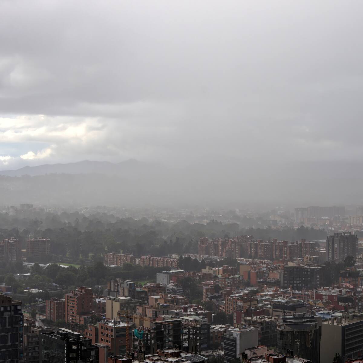 Alcaldía advierte sobre incremento de lluvias en Bogotá en un 160% por encima del promedio histórico