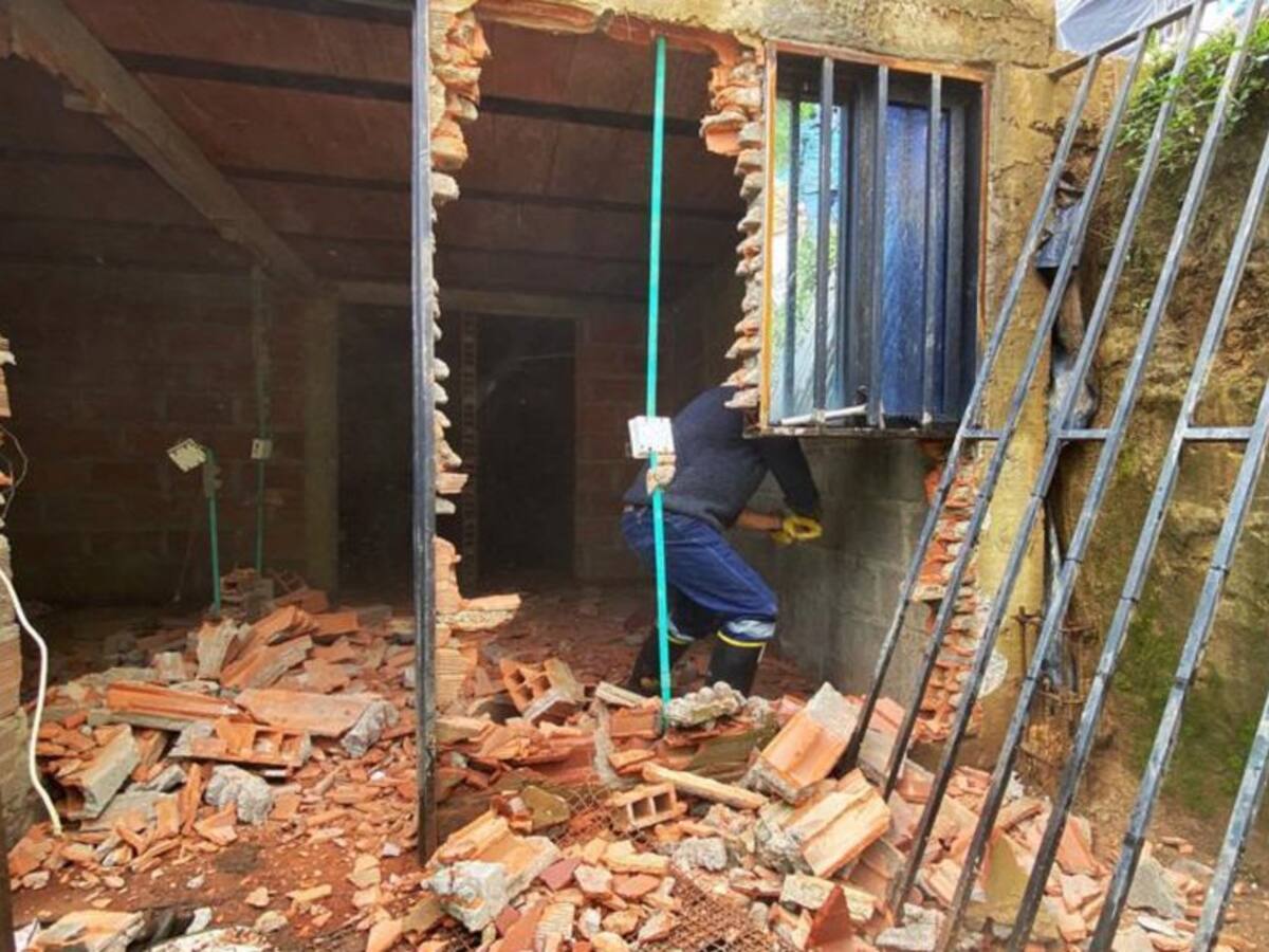 Demolieron primera vivienda de 2020 usada como plaza de vicio en Rionegro