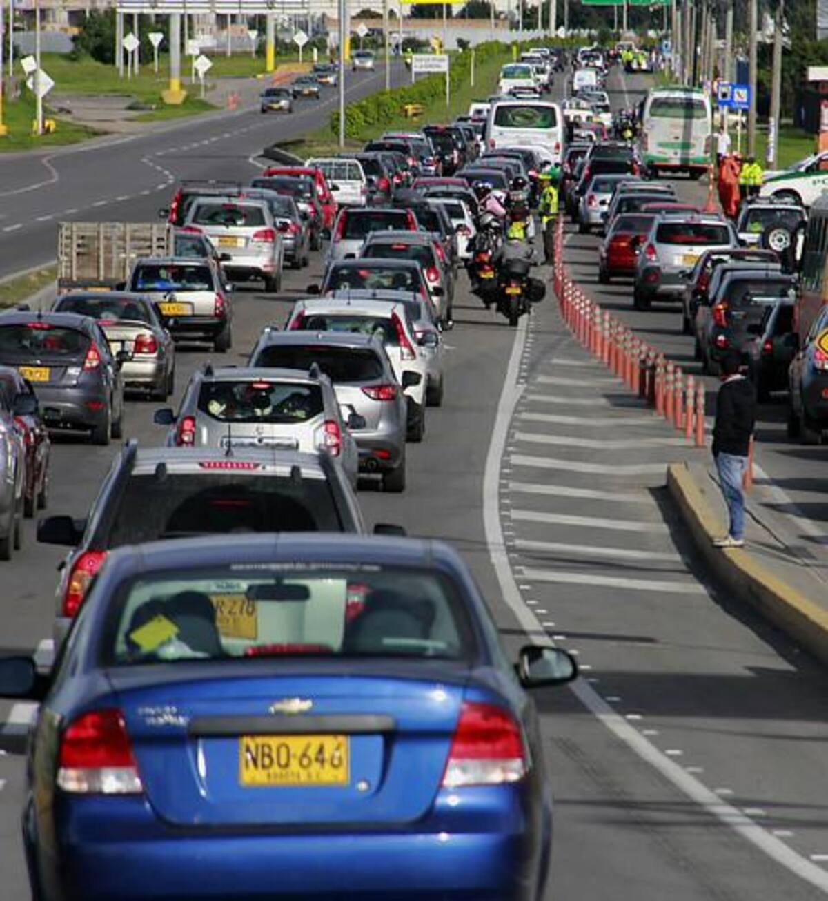 Más de un millón de vehículos se encuentran movilizándose por las carreteras del país.