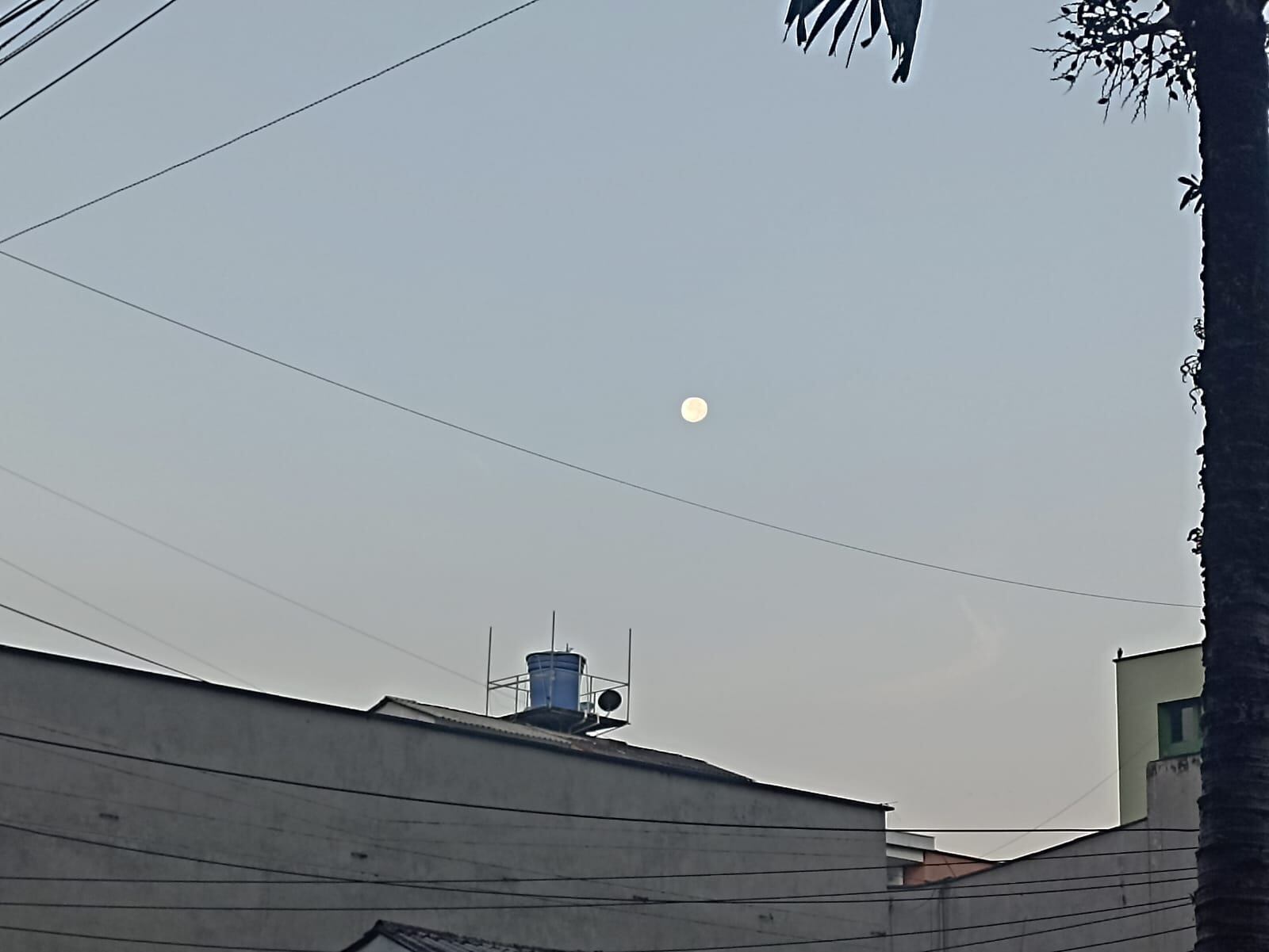 Amanecemos con luna en el cielo de Armenia. Foto Adrián Trejos