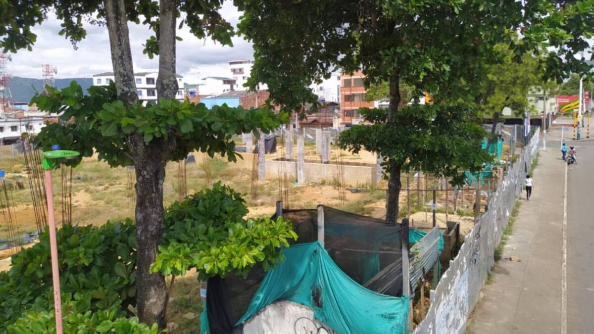 Reclaman reinicio de obras de la Camacho Carreño